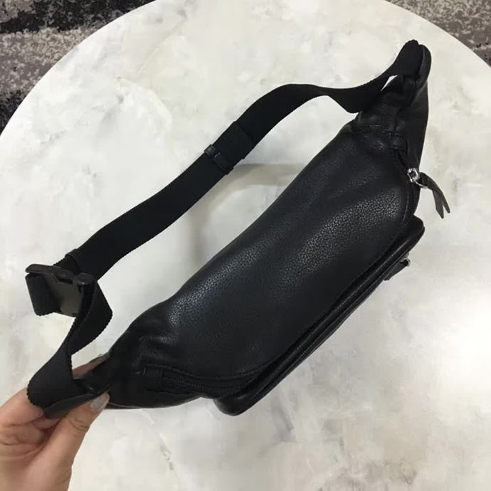 BALENCIAG巴黎世家 爆款 專櫃同步更新 斜挎胸包腰包 小牛皮材質 前面拉鏈口袋 簡約兩用包  BL1513